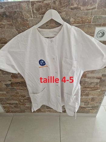 1 haut  femme blanc infirmière ASH aide soignant  ou corps médical taille 4-5