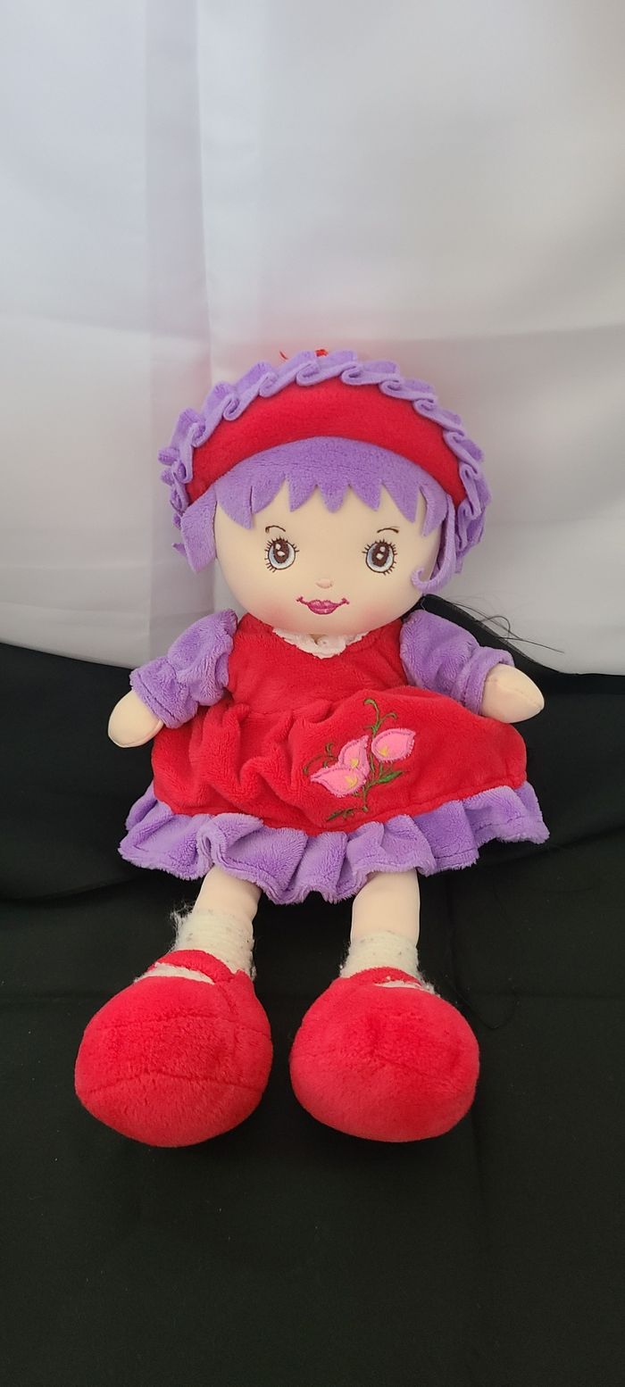 Poupée chiffon en robe et chapeau en velours rouge et violet - photo numéro 2