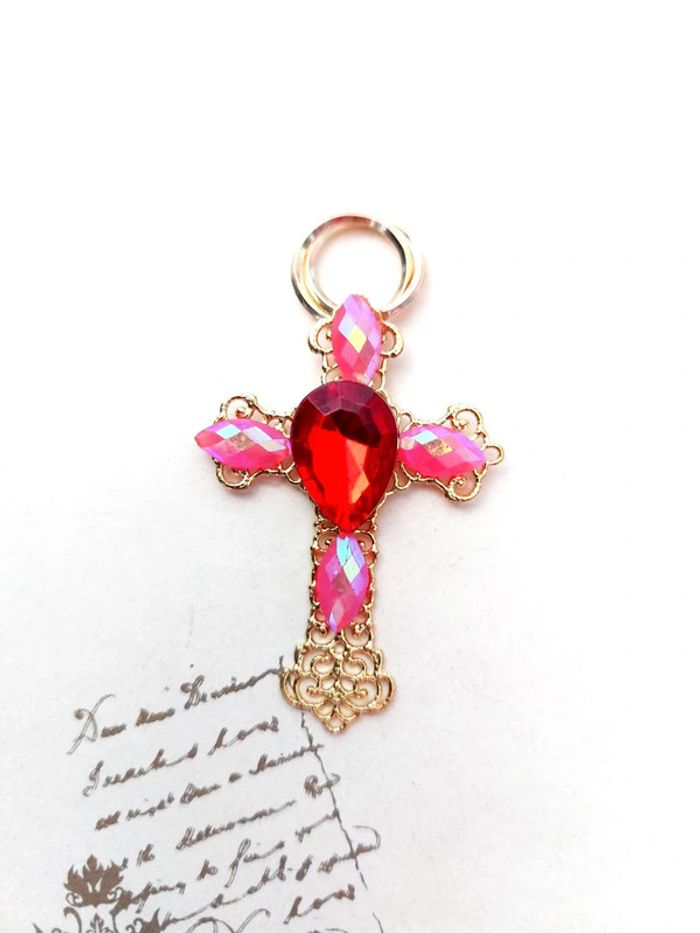 Magnifique pendentif croix religieuse doré et rose - photo numéro 2