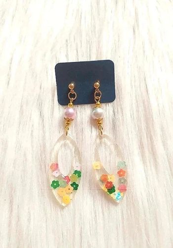 🌺 Boucles d'oreilles pendantes en résine avec petites fleurs incrustées