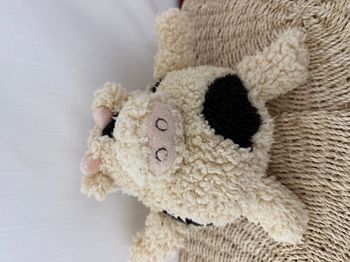 doudou vache boule beige à tache noire toute douce enesco