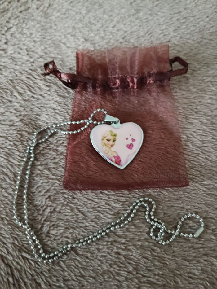 A saisir : collier " reine des neiges " ( Bien lire merci)