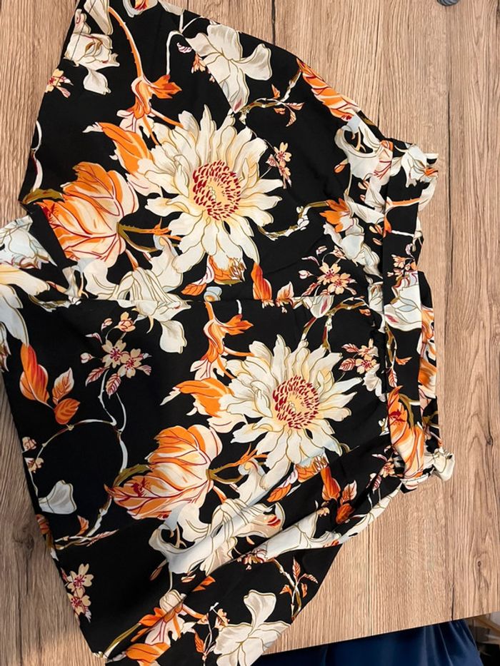 Short fleuri orange noir et blanc - photo numéro 2