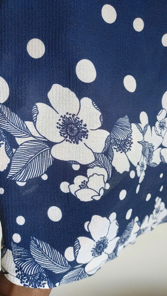 Petite robe bleue à motif fleur en très bon état très léger - photo numéro 8