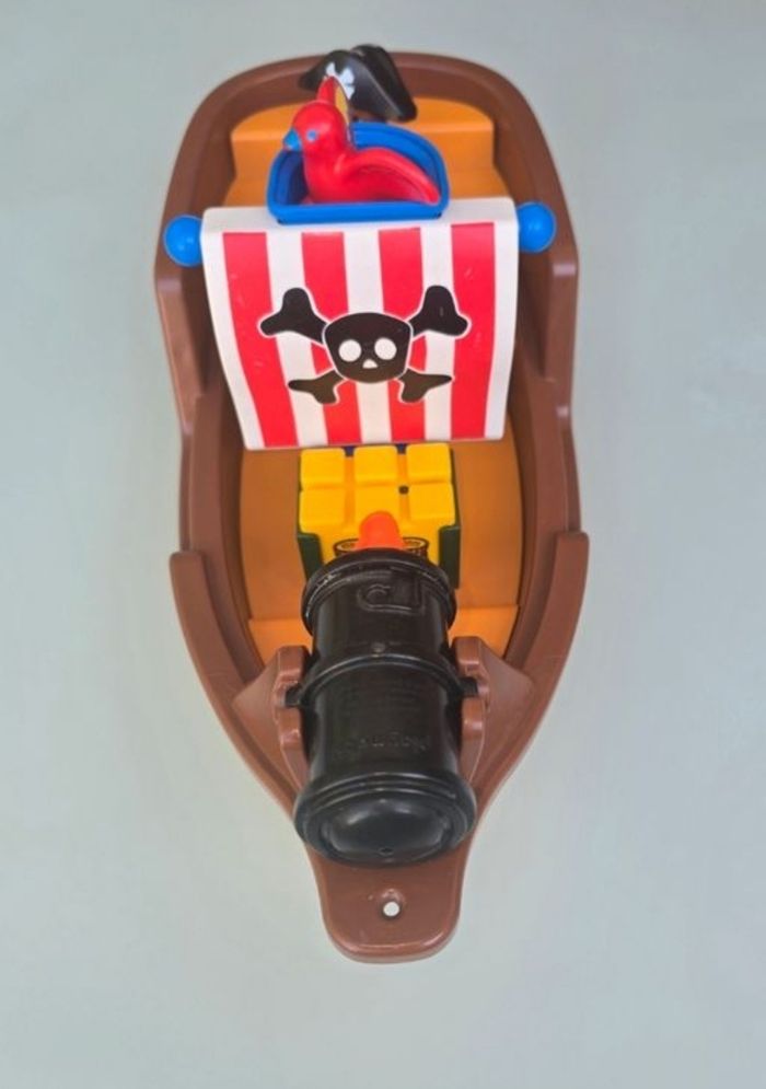 123 playmobil Bateau pirate 9118Manque 1 mousaillon 
Quelques manquements de peinture sur drapeau et bec de l'oiseau, voir photos
très bon état 

Envoi soigné au plus tard le lendemain de l'achat si jour ouvré.
D'autres playmobil 123 dans m - photo numéro 3