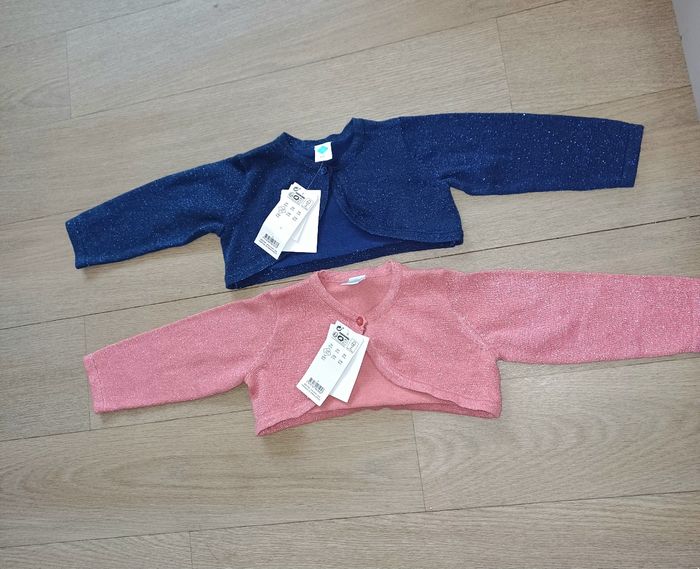 Lot de 2 gilets neuf 12 mois