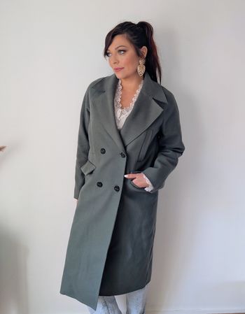 Manteau long vert sauge de la marque Kiabi, une pièce tendance et moderne Taille 38 