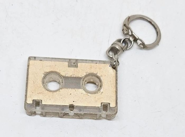 Ancien porte-clé.
Cassette audio.
5x3,3x0,8cm - photo numéro 2