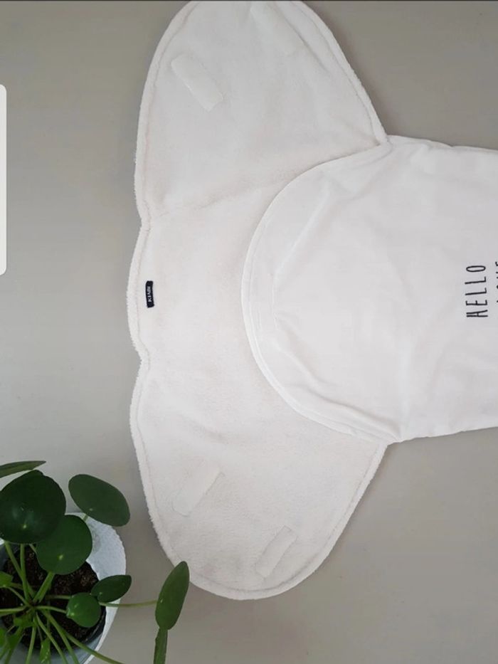 Nid d'ange bébé blanc brodé bleu marine - photo numéro 6