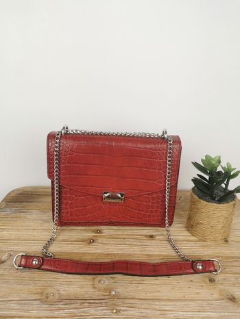 Sac rouge effet croco à bandoulière en chaîne argentée Flora & Co