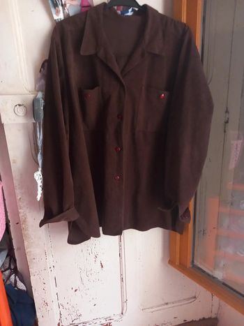 Chemise marron sans taille mais c'est  50 52