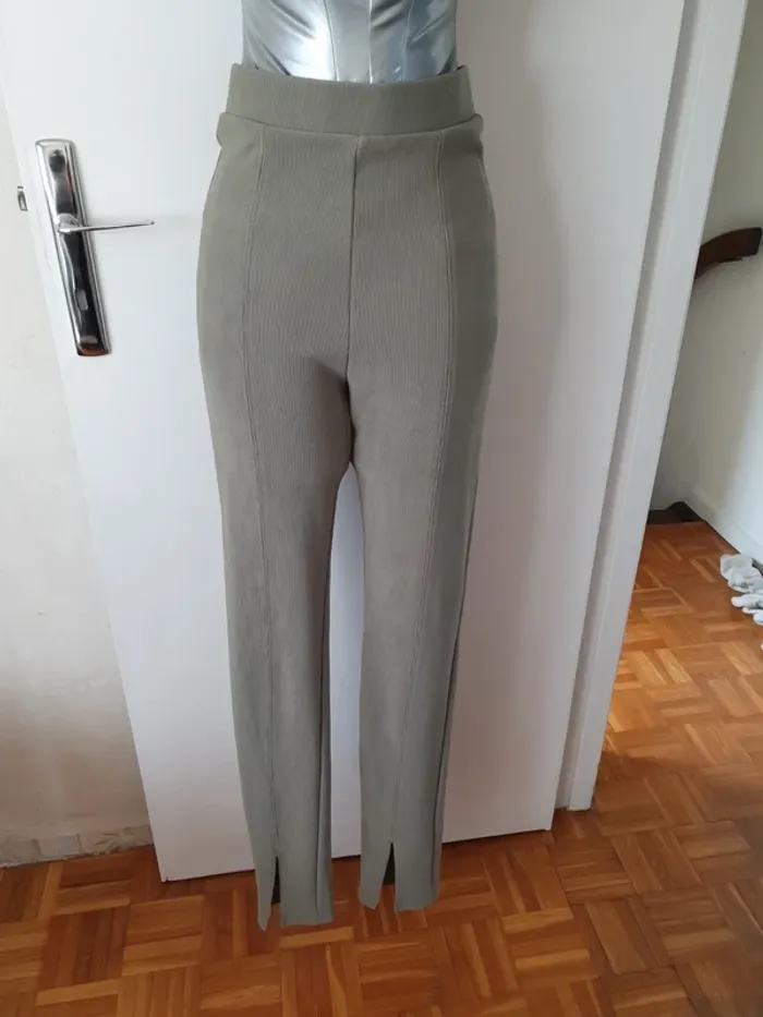 Pantalon skinny côtelé fente en bas