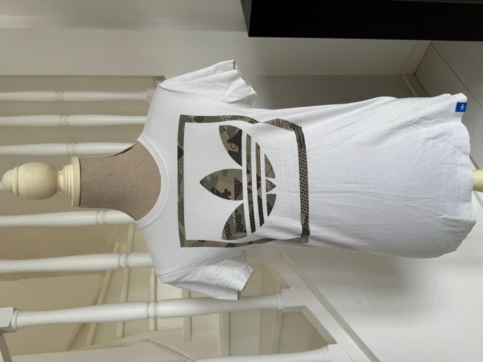 T-Shirt Adidas crème et logo kaki façon militaire - photo numéro 2