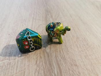 Elephants en bois peints à la main lot de 2