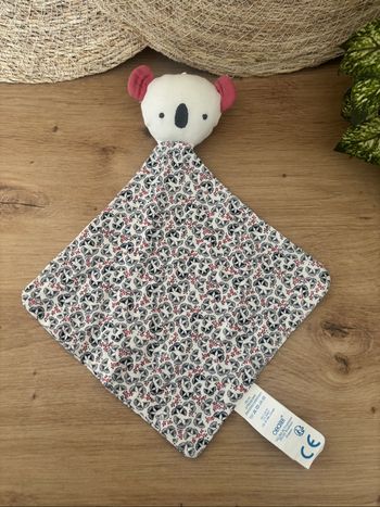 Doudou plat koala motif fleuri obaibi