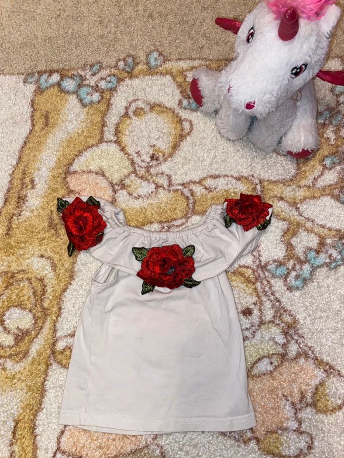 T-shirt à broderies roses, taille 12 mois.