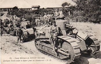 CPA - Camp Militaire de SOUGE ( Gironde ) - Quelque Tanks avant le départ N°7572