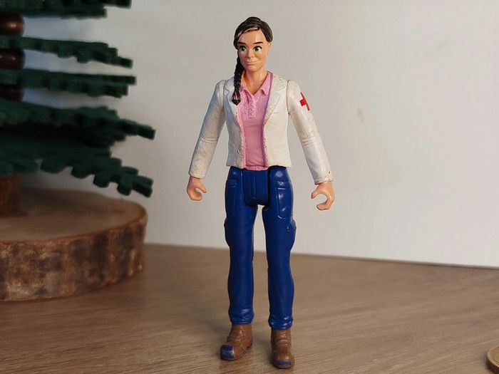 Figurine personnage femme brune Schleich