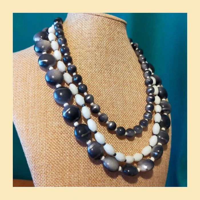 Collier 3 rangs perles gris et blanc – style élégant & rétro - photo numéro 2