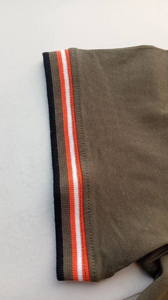 GUESS - beau polo - taille M | kaki et rayures orange au col et manches - photo numéro 6