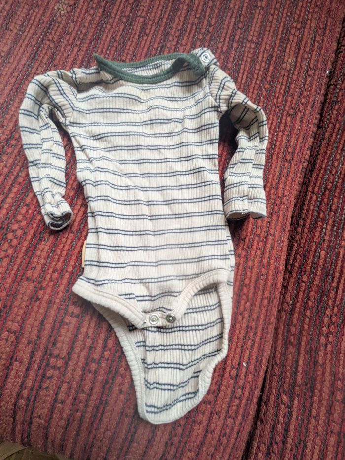 Lot de pyjamas et bodies 6 et 9 mois - photo numéro 10