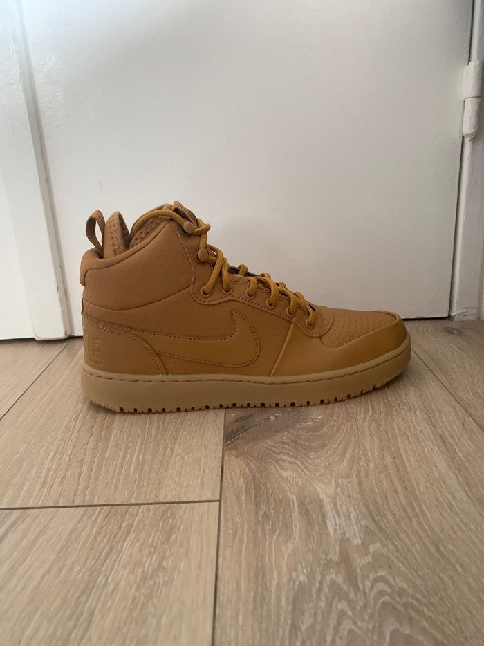 Basket Nike Court Borough Mid Winter 
Neuve jamais portée 
Taille 40 - photo numéro 2