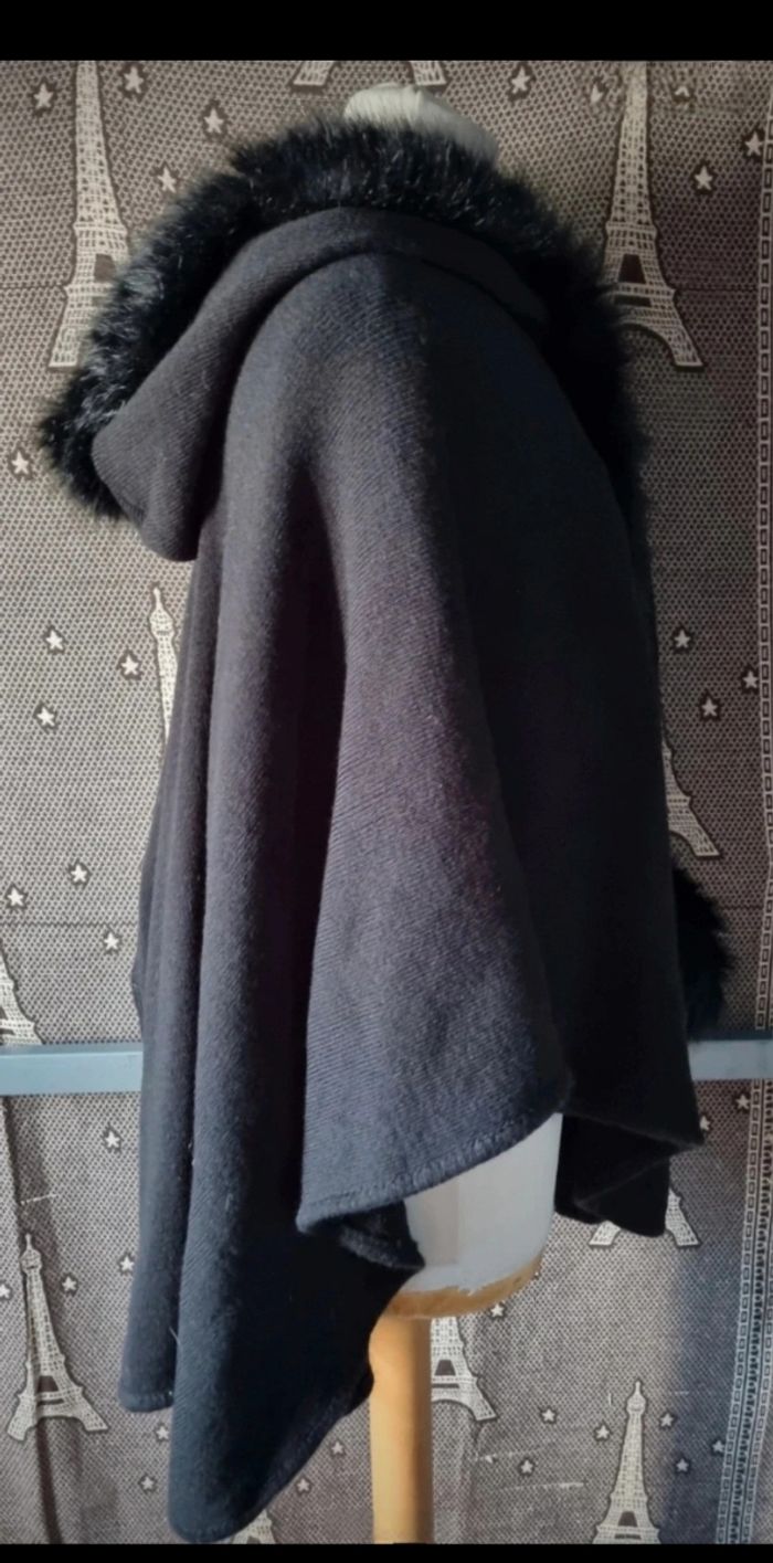 Poncho noir avec capuche et fausse fourrure - photo numéro 3