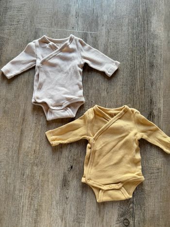 .	Lot naissance : 2 bodies gaufrés mixte – Taille 0 mois