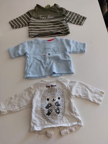 Polo manches longues et manches courtes +1 pantalon  et 1 chemise en 1 mois