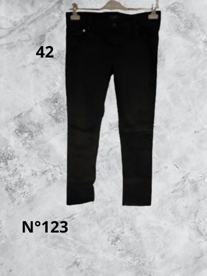 N°123 Jean noir T42. Kiabi. Taille basse, coupe droite.