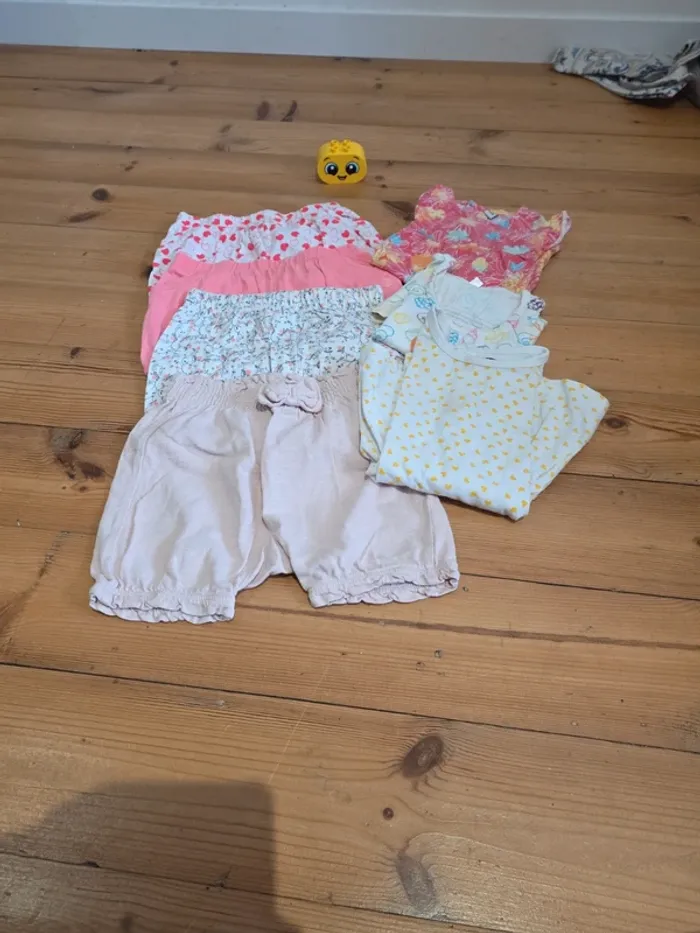 Lot de 7 vêtements d'été en coton taille 12 mois.