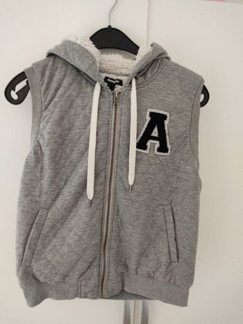 Veste à capuche sans manche