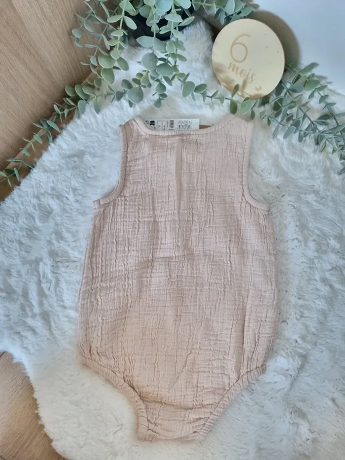 Barboteuse fine beige 6M neuve - photo numéro 2