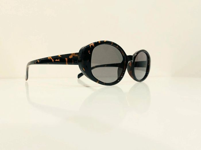 Lunette de soleil femme ovale marron écaille verres gris UV protection catégorie 2 - photo numéro 3