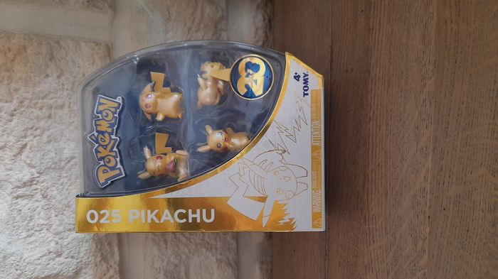 Figurines Pokemon Pikachu 20e anniversaire 2016