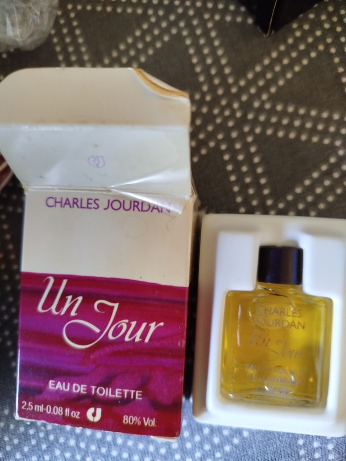 Une miniature de parfum Charles Jourdan