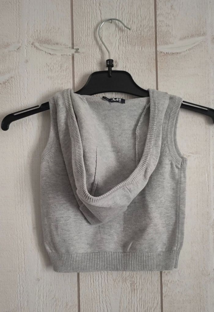 Pull gris col v sans manches avec capuche et poche kangourou in extenso taille 9 mois 74cm