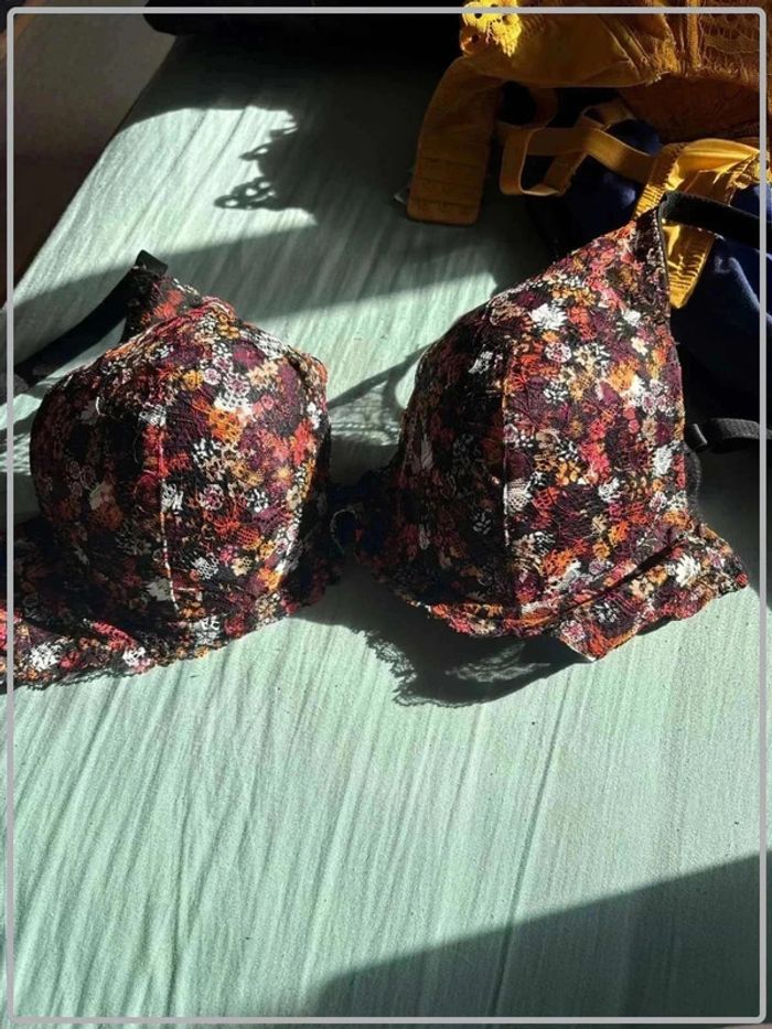 Magnifique soutient gorge colorée taille 95d marque gemo - photo numéro 2