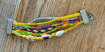 Bracelet métal avec 5 décorations multicolores