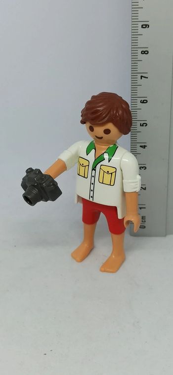 Homme en tenue d'été avec appareil photo playmobil