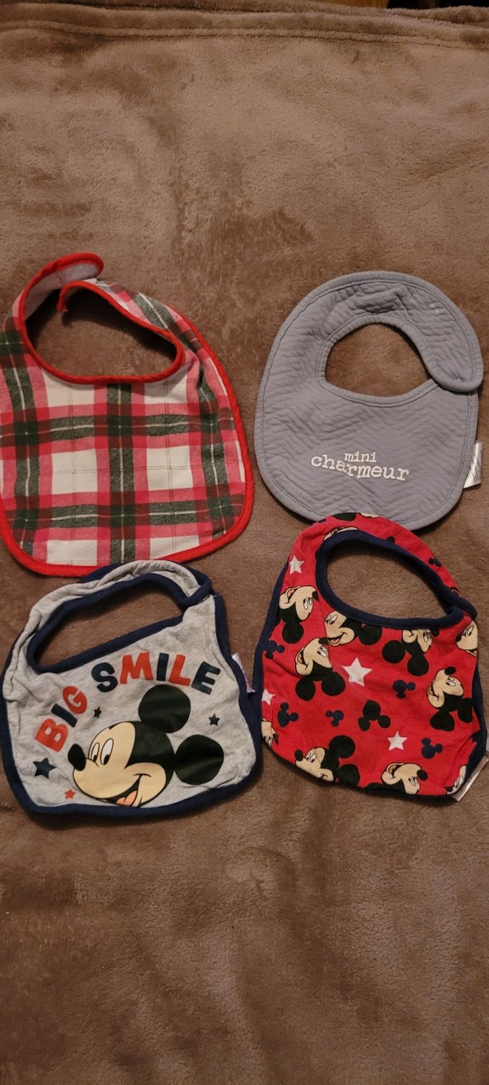 Lot de 4 bavoirs - photo numéro 1