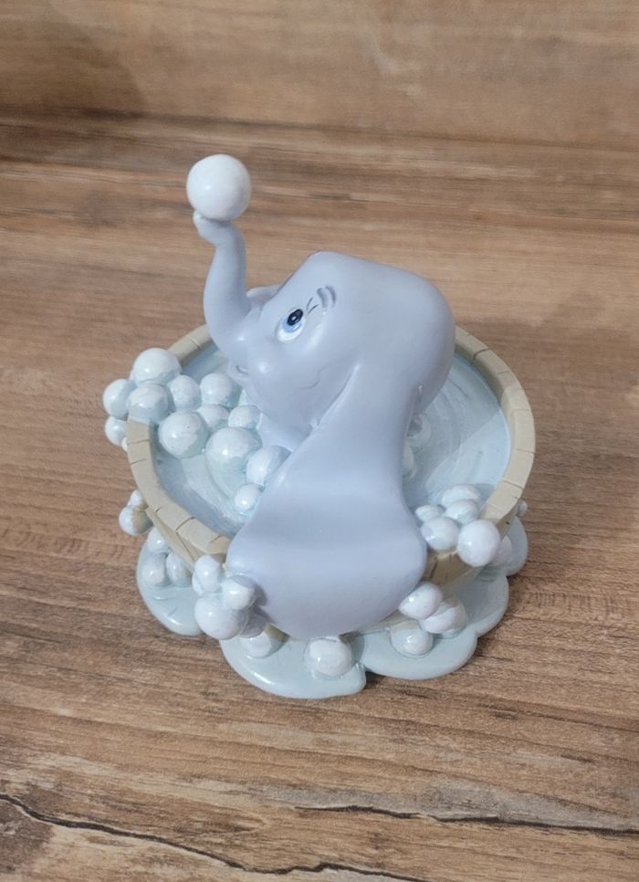 Figurine Dumbo dans son bain - photo numéro 2