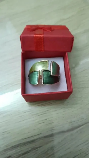 Bague émaillée, couleur verte et doré, taille élastique