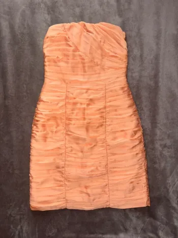 Robe bustier taille M en très bon état. Couleur corail. H&M