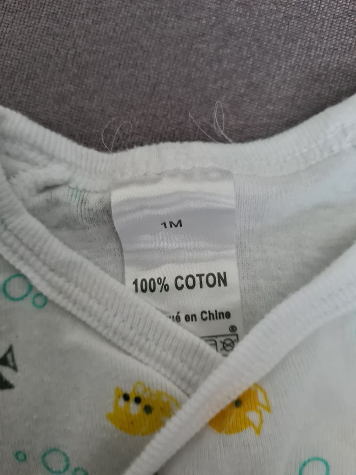 Lot bodies et un pyjama - photo numéro 10