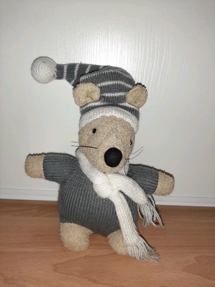 Peluche souris avec bonnet et écharpe