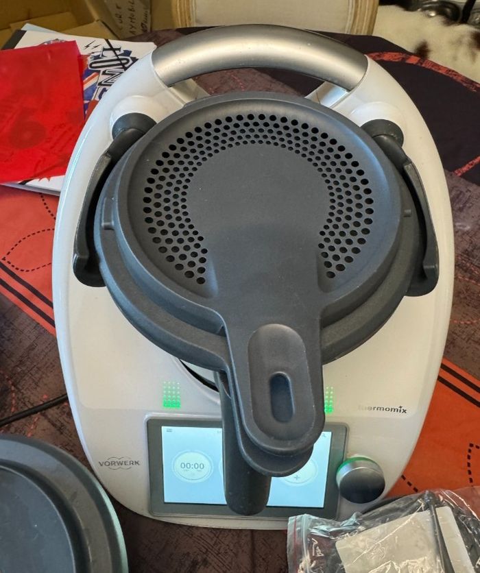 Thermomix TM6 blanc +2ème bol+ accessoires le tout en parfait état aucun défaut quelconque - photo numéro 2