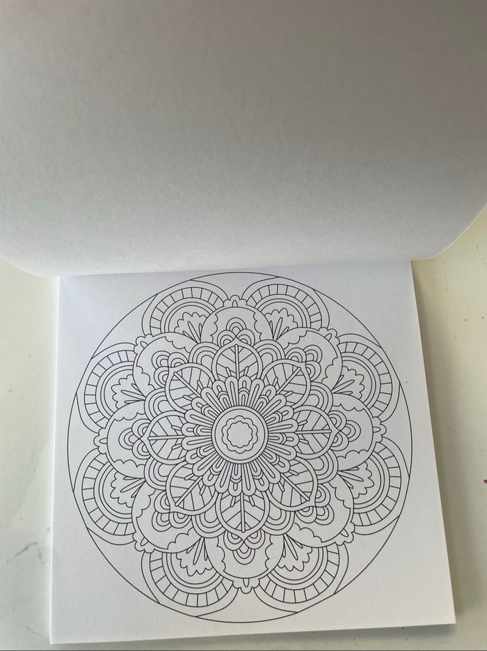 Livre de coloriages  mandalas - photo numéro 4