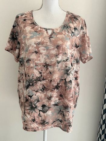 Blouse manches courtes rose clair à motifs floraux taille 46