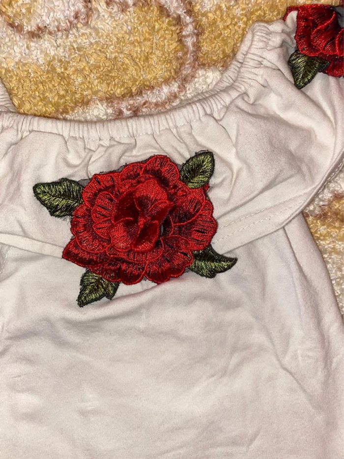 T-shirt à broderies roses, taille 12 mois. - photo numéro 5